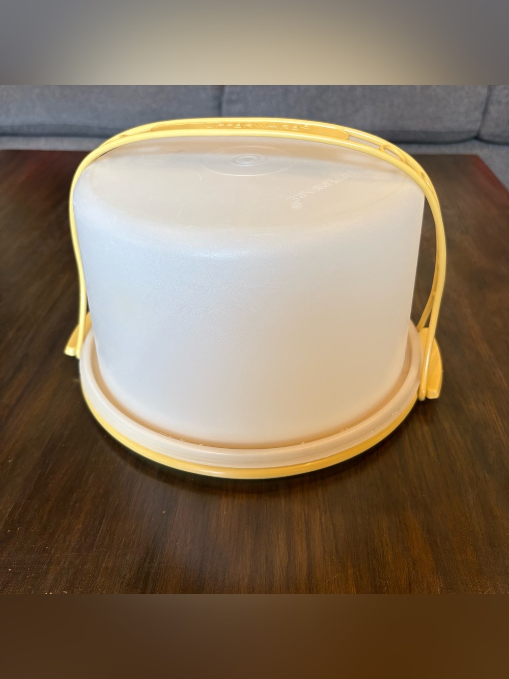 Tupperware vintage harvest gold Cake Carrier with Handle 10 inch wide 684 683
